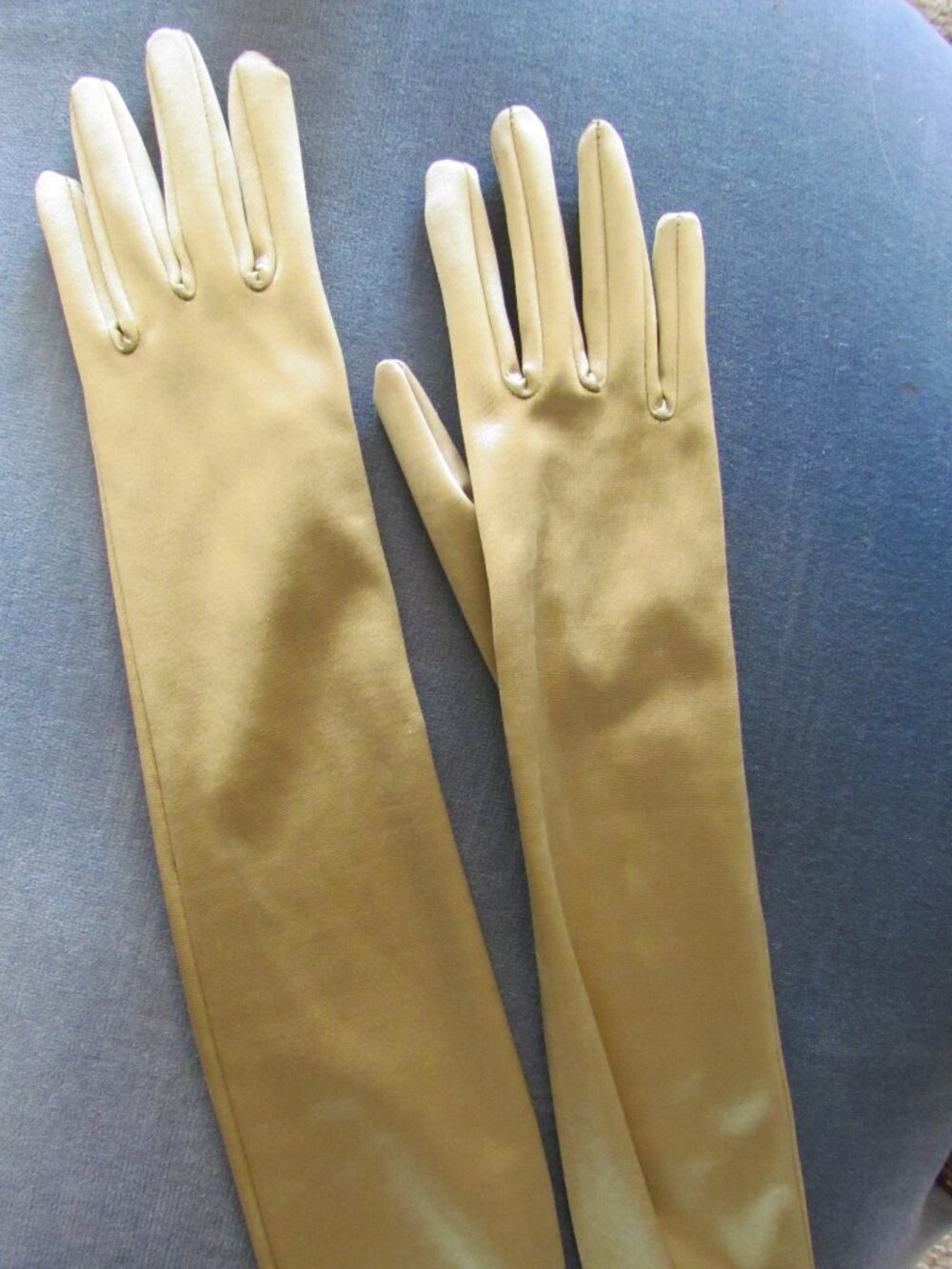 LONG GOLD GLOVES, OPERA, ABOVE ELBOW STRETCHY GLEAMING, LIKE NEW COSTUME & GALA